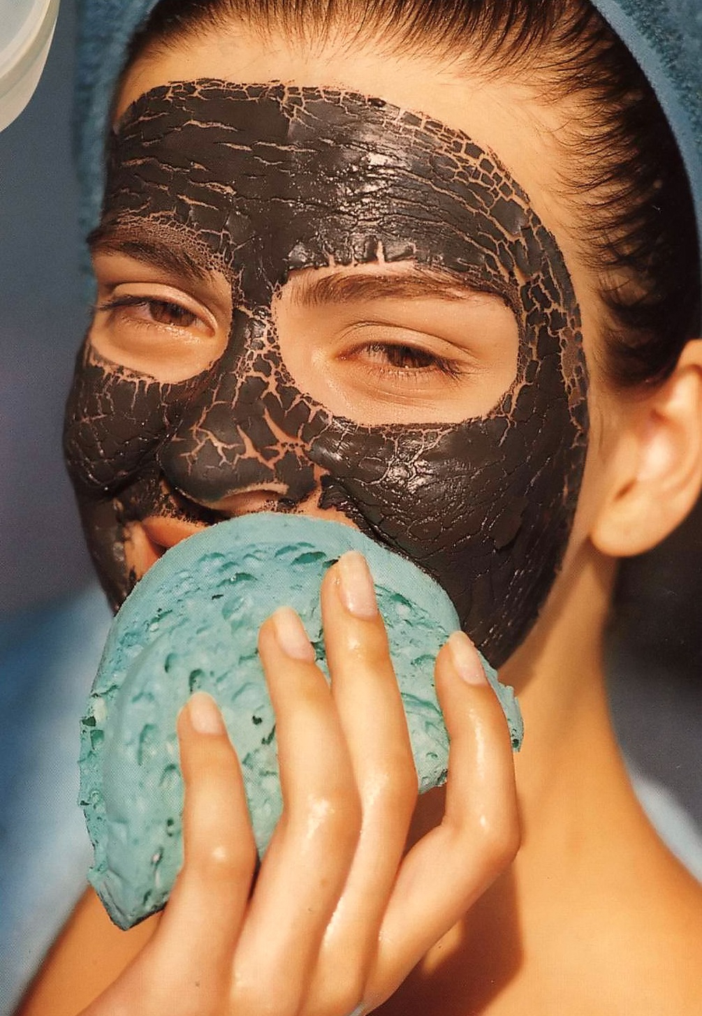 Когда лучше наносить маску. Маска для лица. М̆̈ӑ̈с̆̈к̆̈й̈ д̆̈л̆̈я̆̈ л̆̈й̈ц̆̈ӑ̈. Глиняная маска для лица. Маска из глины для лица.