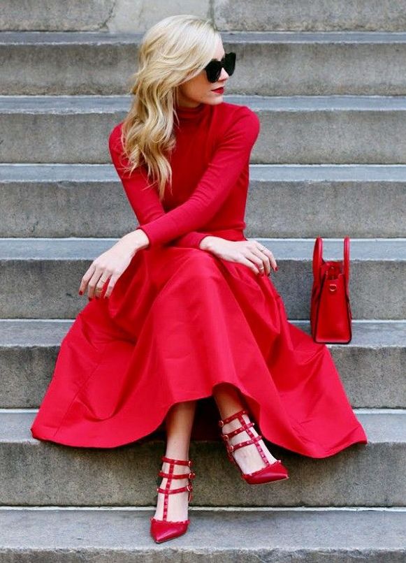красное платье с красными туфлями