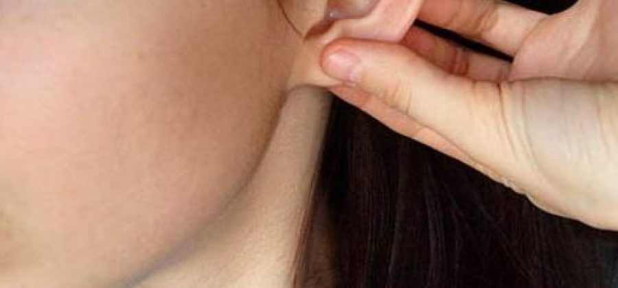 В мочке уха появился шарик — как лечить?