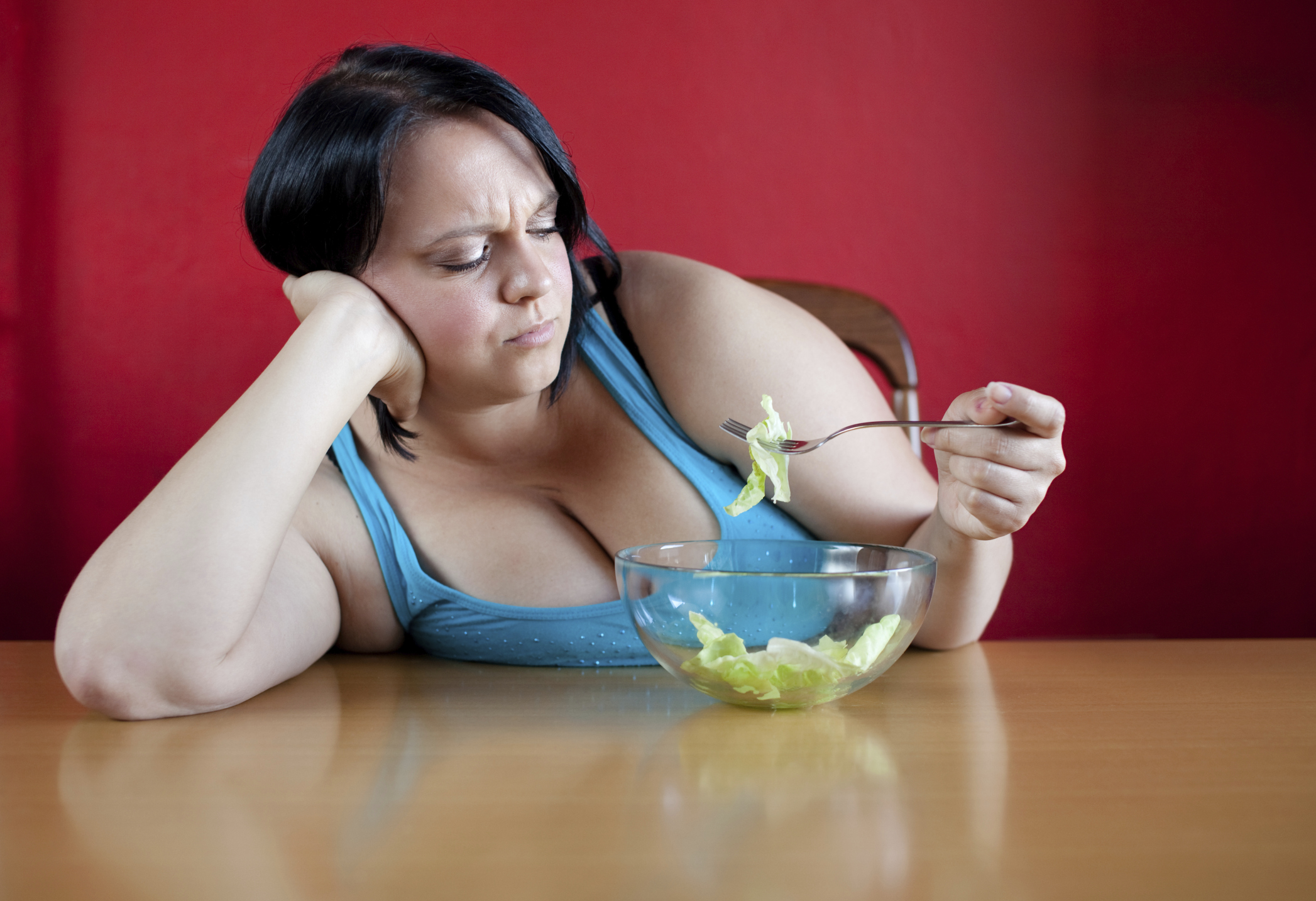 Мало ем и не худею. Толстушка ест. Полная женщина ест. Женщина с избыточным весом.