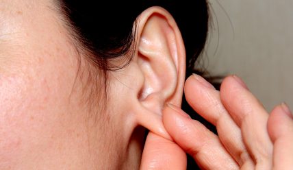 Как можно лечить прыщ на мочке уха, а как нельзя