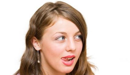 Что делать, если сильно сохнут губы у женщины?