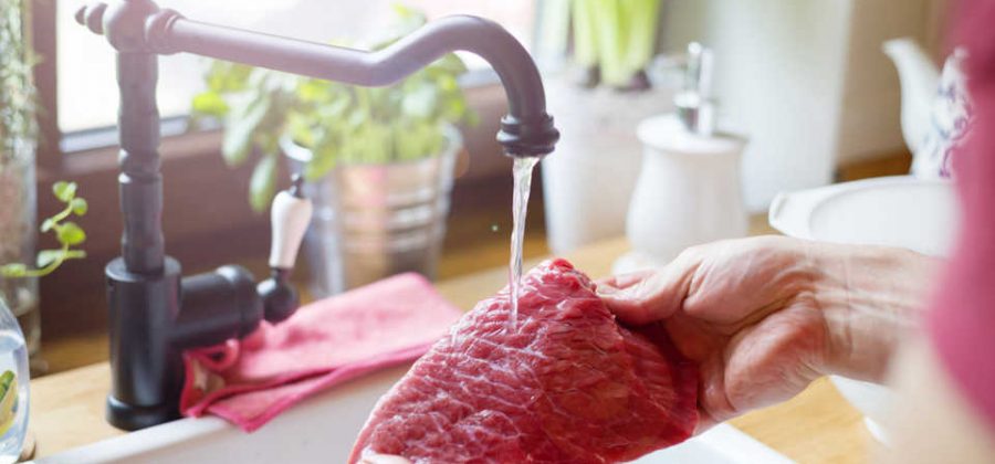 Правда ли, что нельзя мыть сырое мясо перед приготовлением?