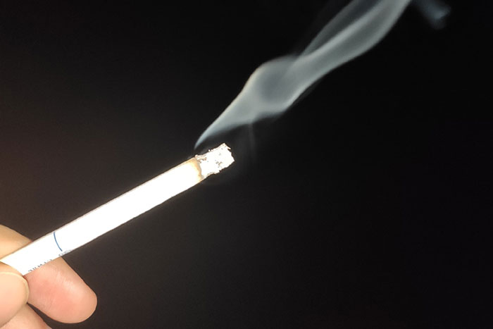 сигарета горящая дым на черном фоне