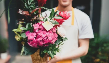 Заказ цветов с доставкой на дом: удобство, эмоции и современный подход к поздравлениям