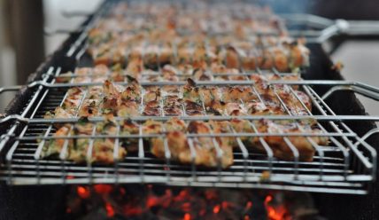 Выездной мангальщик — праздник с ароматом дыма и мяса