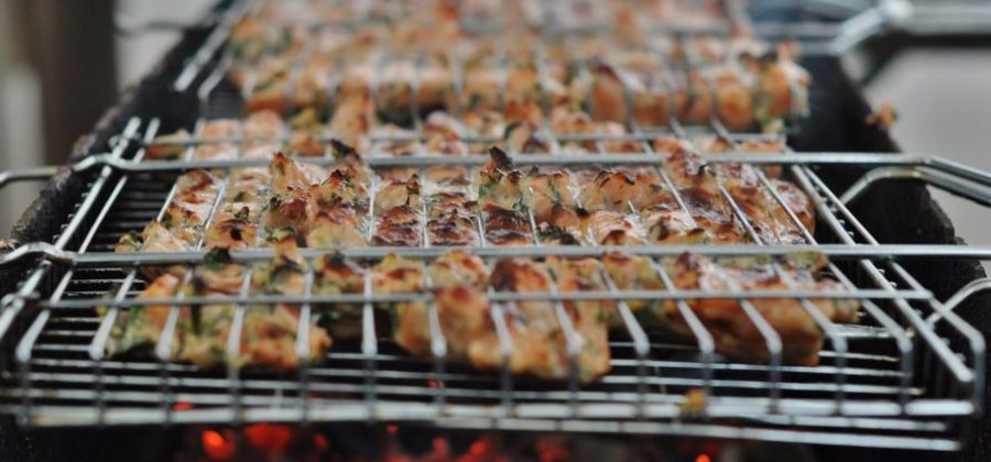 Выездной мангальщик — праздник с ароматом дыма и мяса