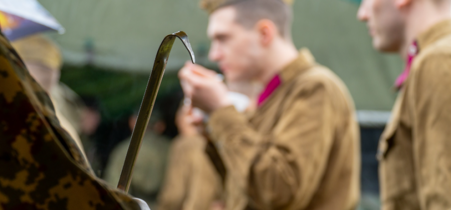 Военный кейтеринг и полевая кухня на мероприятиях: оригинальный подход к питанию с военным акцентом