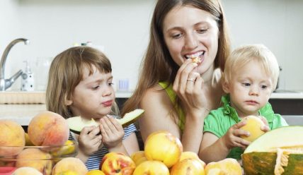 С какого возраста ребенку можно давать дыню: рекомендации для заботливых родителей