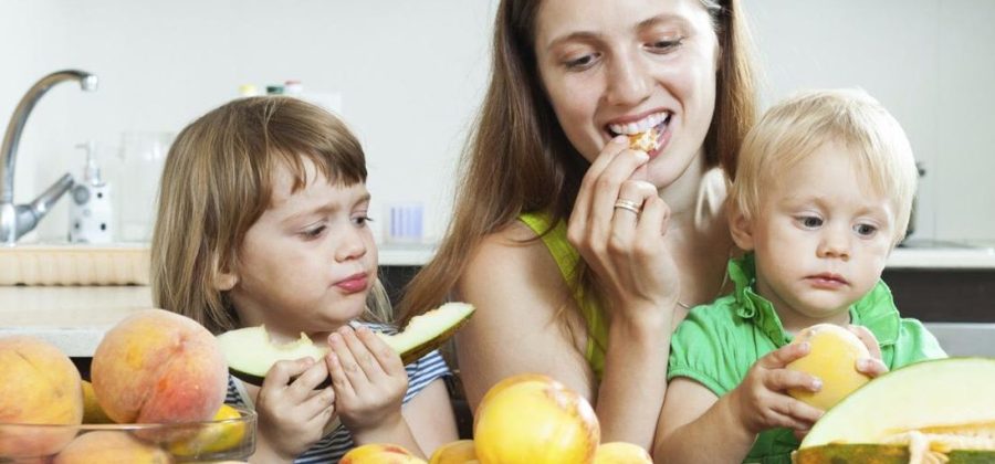 С какого возраста ребенку можно давать дыню: рекомендации для заботливых родителей