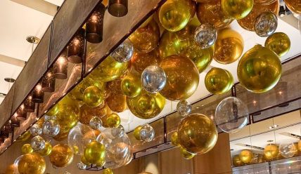 Волшебное украшение помещений фольгированными шарами: праздник в каждом уголке