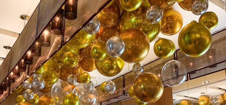 Волшебное украшение помещений фольгированными шарами: праздник в каждом уголке