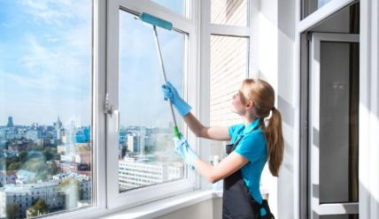 Как помыть окна снаружи в многоэтажке: безопасные способы