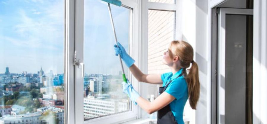 Как помыть окна снаружи в многоэтажке: безопасные способы