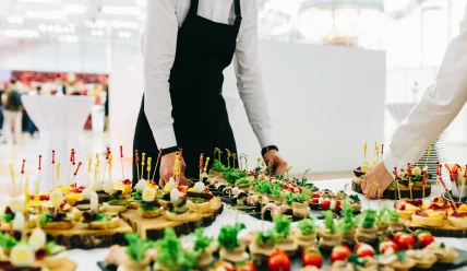 Выездной фуршет в офис: преимущества корпоративного кейтеринга с доставкой