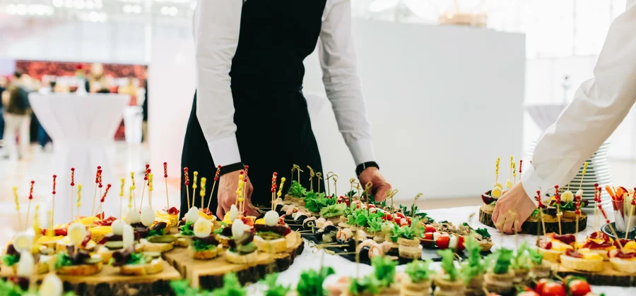 Выездной фуршет в офис: преимущества корпоративного кейтеринга с доставкой