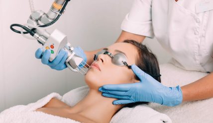 Лазерное омоложение: в каком возрасте стоит задуматься о процедуре?