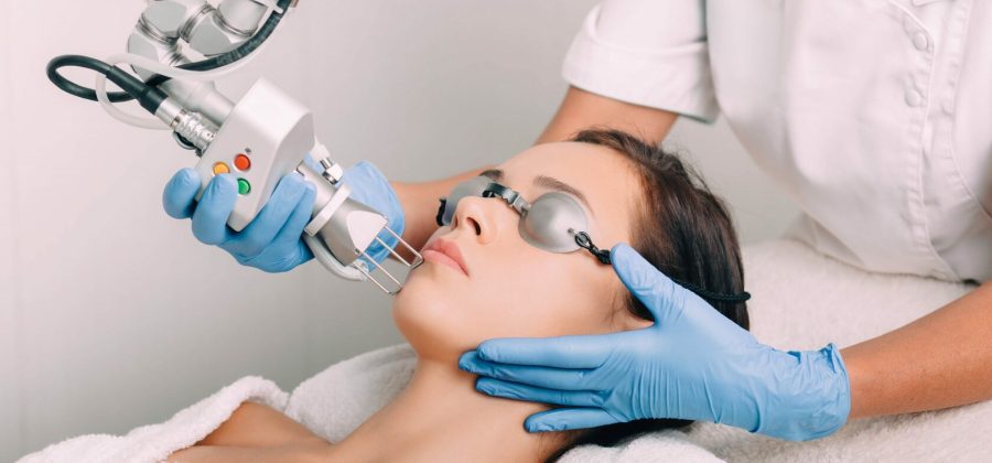 Лазерное омоложение: в каком возрасте стоит задуматься о процедуре?