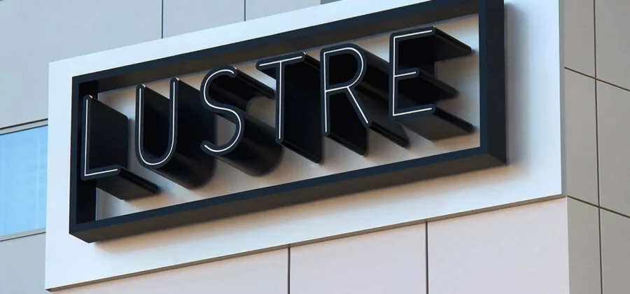 Внешний образ бизнеса: как правильно выбрать наружную вывеску