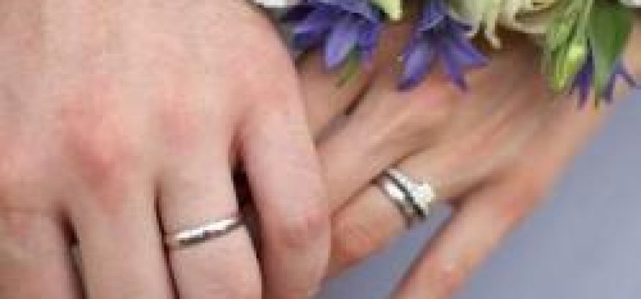 Кольцо обручальное и помолвочное после свадьбы: как носить?