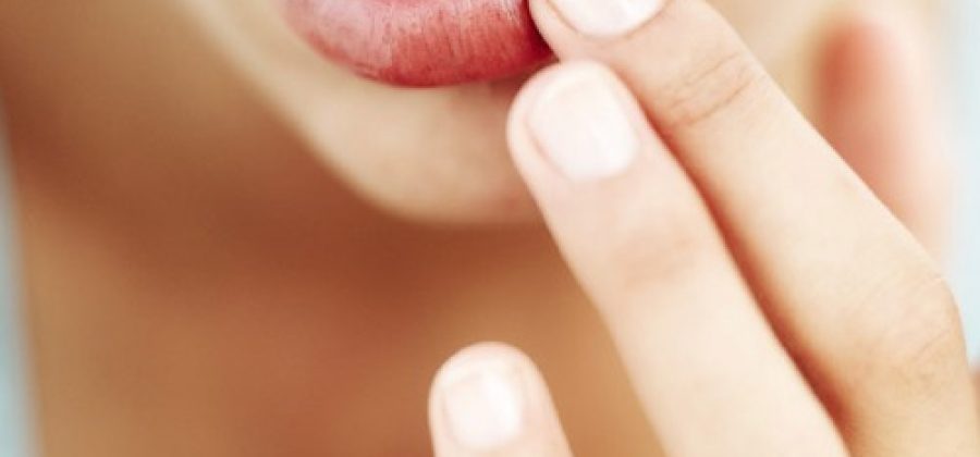 Почему трескаются губы?