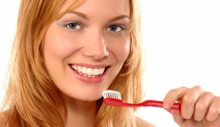 Зубная паста от прыщей: как она действует?